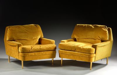 une paire de fauteuils de salon en velours jaune avec des pieds en laiton