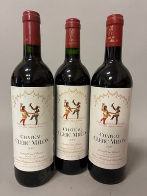 trois bouteilles de vin rouge posées sur une table blanche