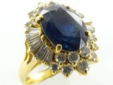 une image d'une bague en saphir et diamant sur fond blanc