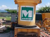 une machine jaune qui est garée dans la poussière