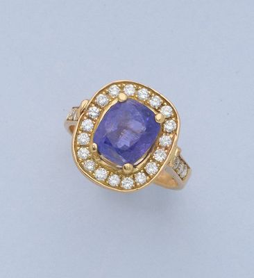 une bague en tanzanite et diamants, signée Van Cleef