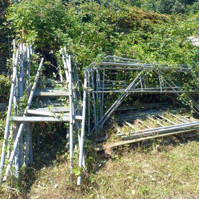 un tas d'escaliers métalliques au milieu d'un champ