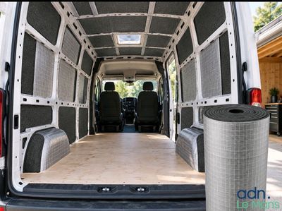 l'arrière d'une camionnette dont la porte est ouverte et l'arrière de la camionnette dont la porte est ouverte
