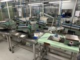 de nombreuses machines qui fonctionnent ensemble dans l'usine