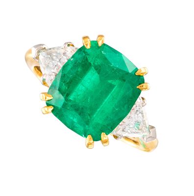 une bague en émeraude et diamant