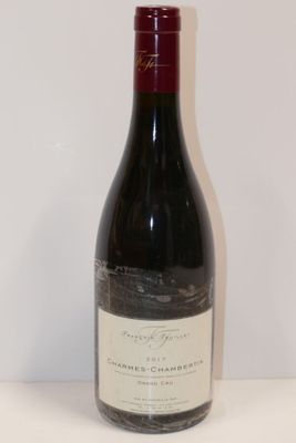une bouteille de vin posée sur une table