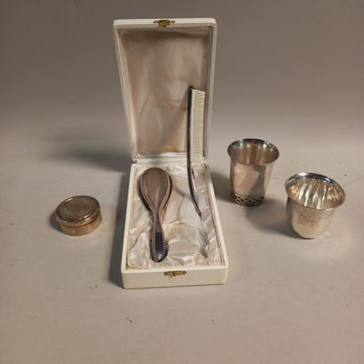 une cuillère en argent dans une boîte contenant une cuillère