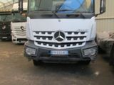 un gros camion blanc garé à l'intérieur d'un bâtiment