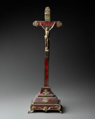 une image représentant un crucifix surmonté d'une croix