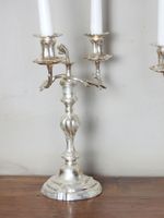 PAIRE DE CANDELABRES à deux bras de lumière en métal argenté… (photo 6)