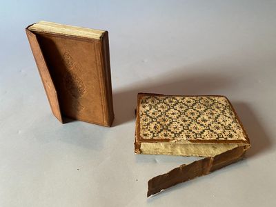 un petit livre et une petite boîte posés sur une table