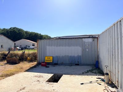 une photo d'un bâtiment en cours de construction dans une cour