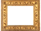 un cadre doré orné d'un motif décoratif sur fond blanc