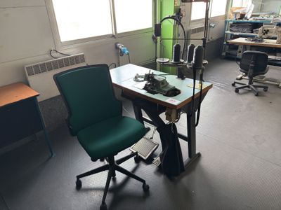 une chaise verte placée devant un bureau dans une pièce