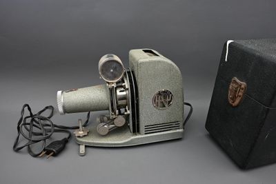 Projecteur en métal, vers 1930, objectif optikarex anastigma…