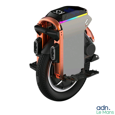 une image d'un scooter électrique conçu pour ressembler à une moto