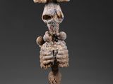 une image représentant une sculpture composée de deux crânes posés sur un socle