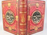 un vieux livre rouge avec l'image d'une horloge sur la couverture