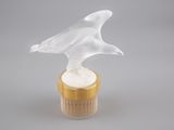 un oiseau en verre posé sur un cupcake