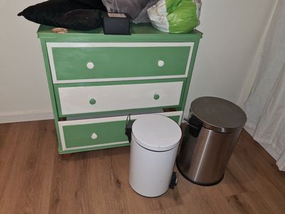 J1 : Lot de mobilier comprenant meuble d’accueil, 2 meubles …