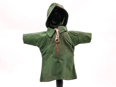 une veste verte à capuche sur un mannequin