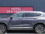 une voiture chargée à l'arrière d'une remorque à plateau