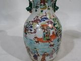 un vase avec un tableau posé sur une table