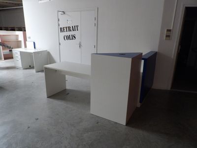 Lot de 2 bureaux mélaminés blanc dont 1 droit et l'autre en …