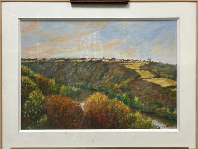 une peinture à l'huile représentant un paysage avec une rivière au premier plan et des arbres au premier plan