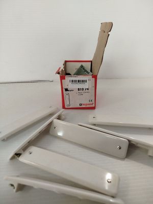 quatre morceaux de bois dans une boîte posée sur une table