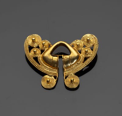 BALENCIAGA Broche d'esprit aztèque en métal doré gravé reper… - Photo 1