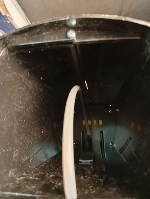une image montrant un gros plan de toilettes d'où sort un tuyau