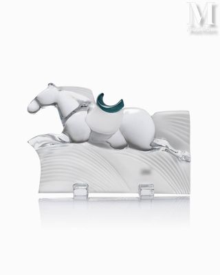 statue d'un cheval blanc avec une selle verte sur fond blanc