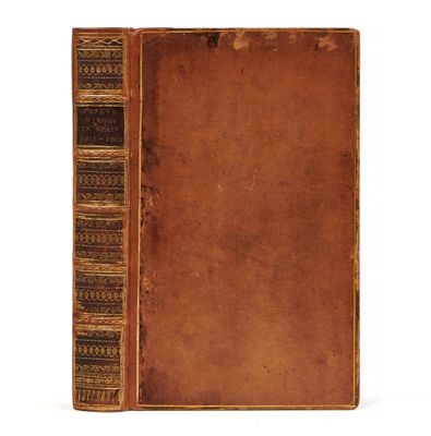 un vieux livre posé sur une table à côté d'un fond blanc