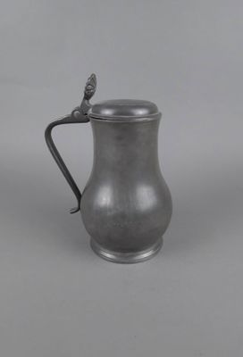 un pichet ancien en pewter muni d'une anse en forme d'oiseau