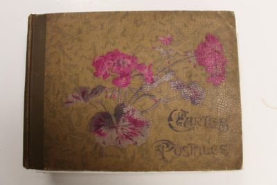 un vieux livre avec une illustration de fleurs sur la couverture