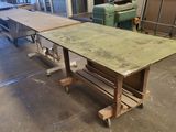 une table placée au milieu d'une pièce