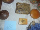 une table sur laquelle se trouvent de nombreux objets