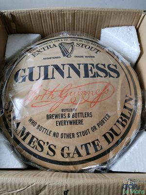 une boîte en carton contenant une bouteille de bière