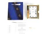 une boîte contenant une horloge, posée sur une table