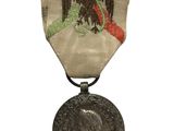 une vieille médaille sur laquelle figure un aigle, avec un ruban autour du cou