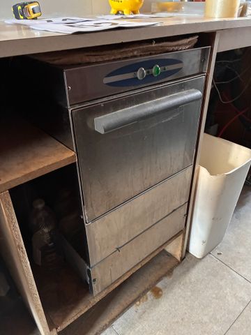 Lave- verre deux paniers carrés sans marque apparente. Frais en s...