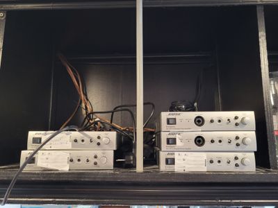 de nombreux équipements électroniques à l'arrière d'un camion