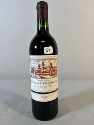 une bouteille de vin posée sur une table