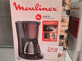 un carton contenant une cafetière, exposé dans un magasin