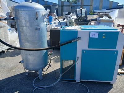 une machine posée sur le sol à côté d'une boîte