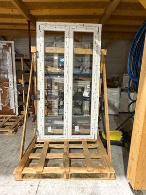 des palettes en bois soutenant une grande vitrine dans un entrepôt