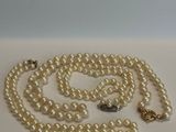 gros plan d'un collier de perles sur une surface blanche