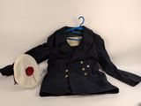 un manteau et un chapeau suspendus à un cintre sur fond blanc