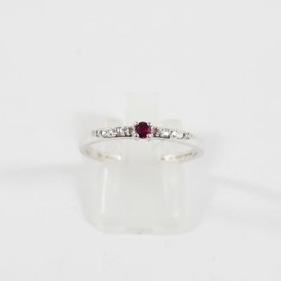 une bague en or blanc sertie d'un rubis et de diamants